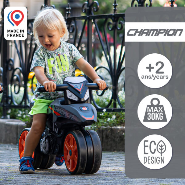 Enfant sur Draisienne moto Street Champion