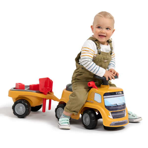 Enfant sur porteur camion Volvo