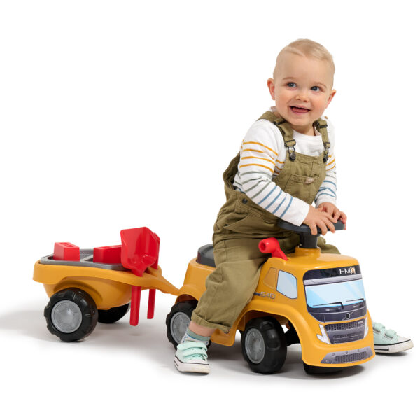 Enfant sur porteur camion Volvo