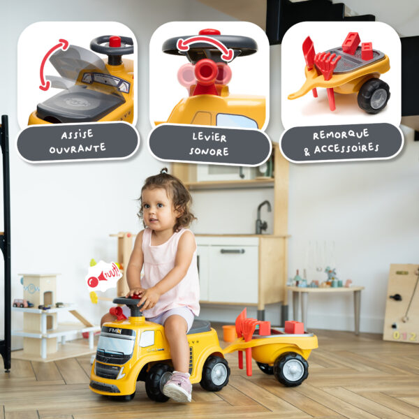 Enfant sur porteur camion Volvo