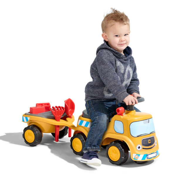 Enfant sur porteur camion JCB