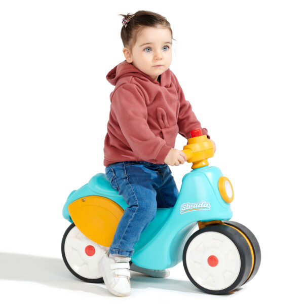 Enfant sur scooter draisienne Strada
