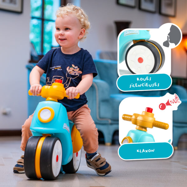 Enfant sur scooter draisienne Strada