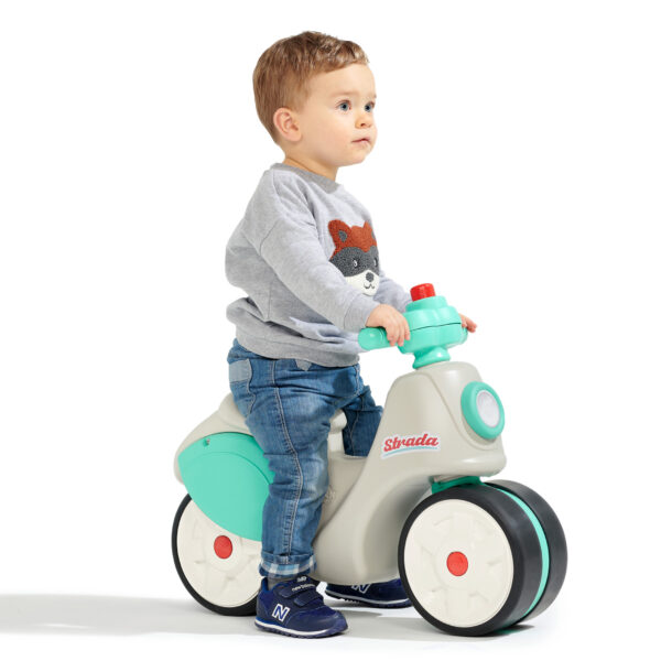 Enfant sur scooter draisienne Strada