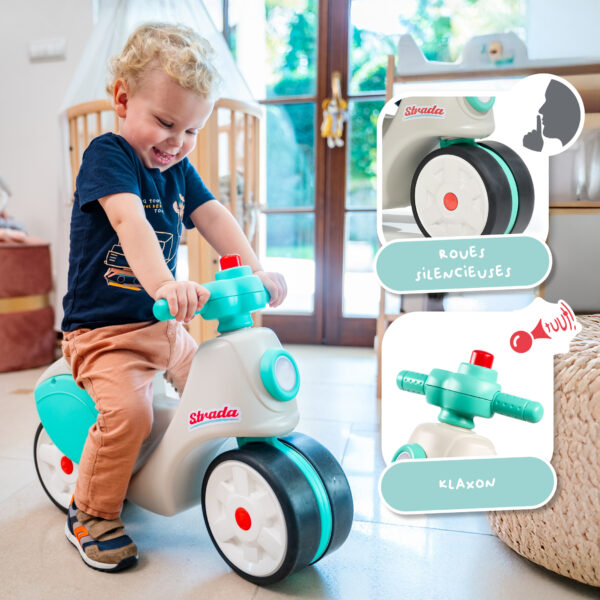 Enfant sur scooter draisienne Strada