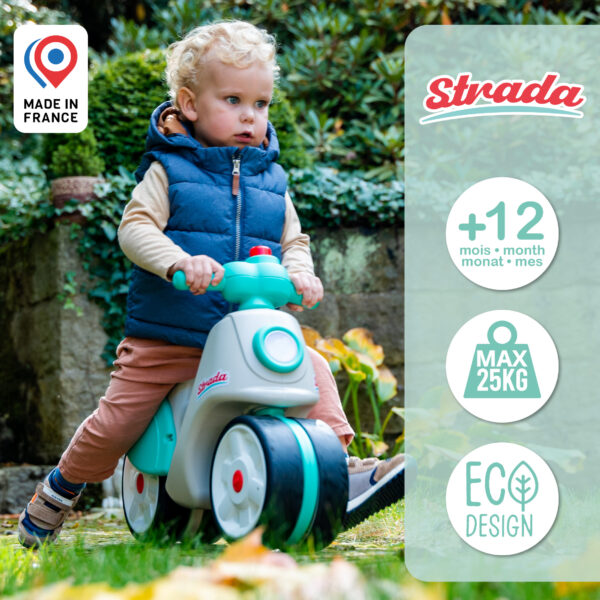 Enfant sur scooter draisienne Strada