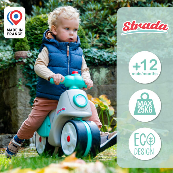Enfant sur scooter draisienne Strada