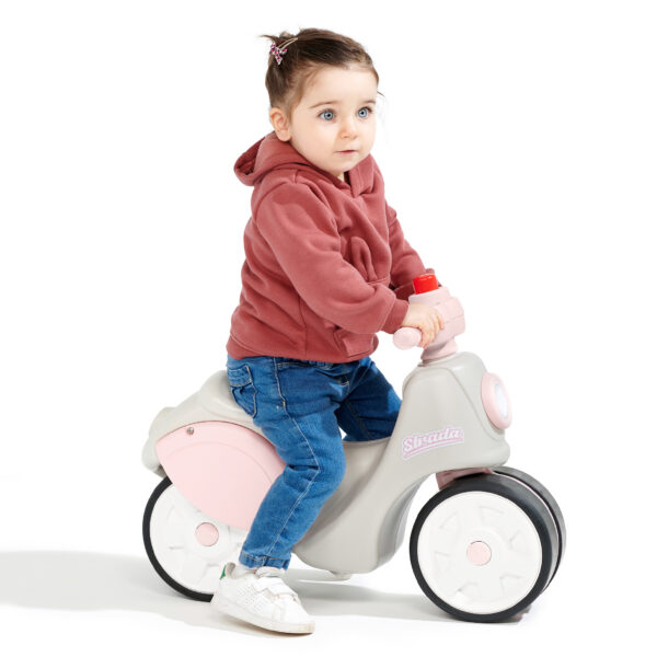 Enfant sur scooter draisienne Strada
