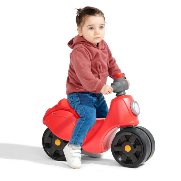 Enfant sur scooter draisienne Strada