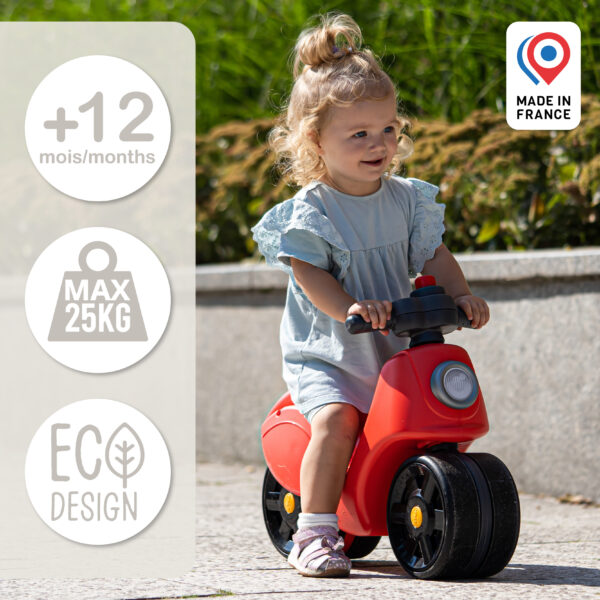 Enfant sur scooter draisienne Strada