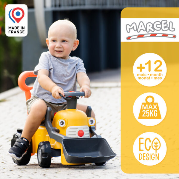 Enfant sur porteur tracteur Marcel