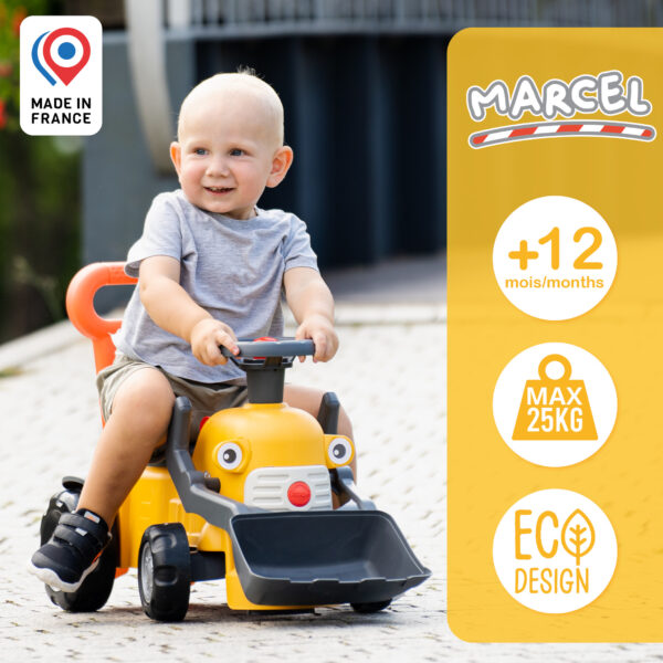 Enfant sur porteur tracteur Marcel