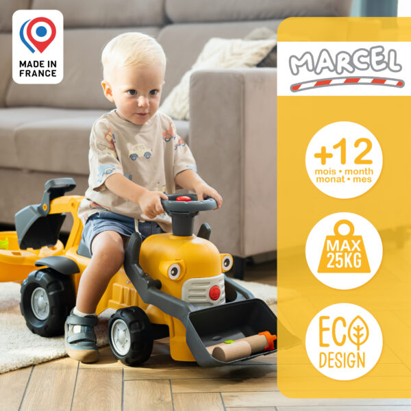 Enfant sur porteur tracteur Marcel