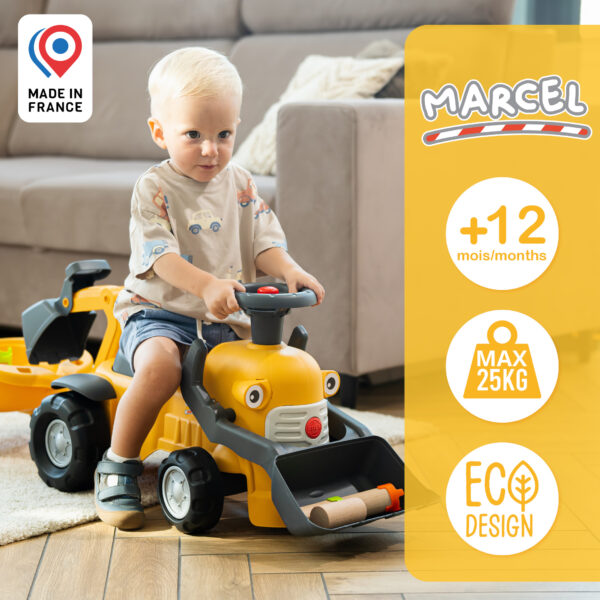 Enfant sur porteur tracteur Marcel