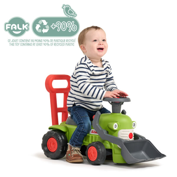 Enfant sur porteur tracteur Claas