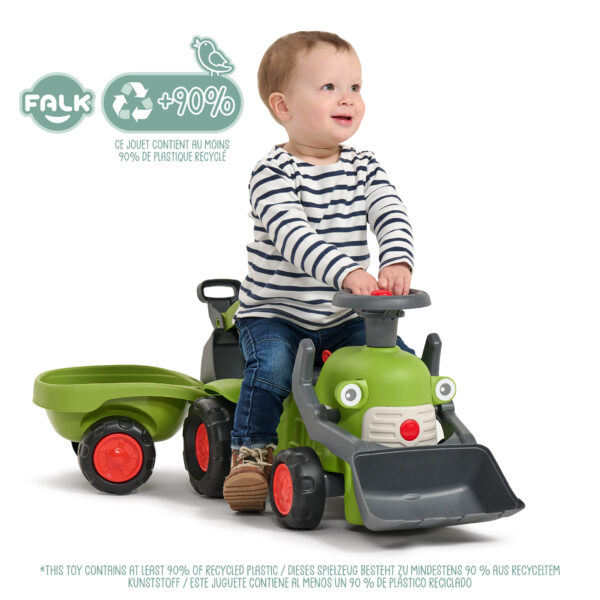 Enfant sur porteur tractopelle Claas