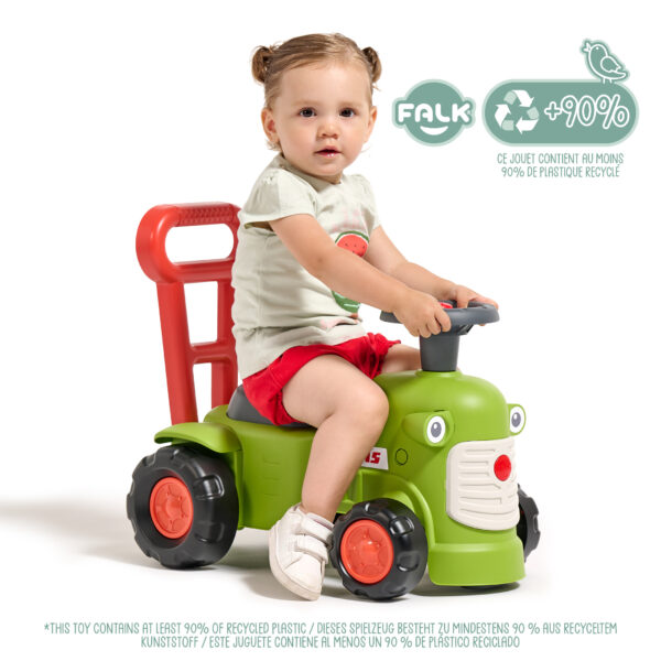 Enfant sur porteur tracteur Claas