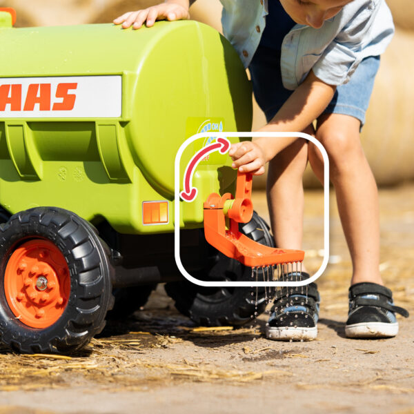 Enfant avec citerne Claas