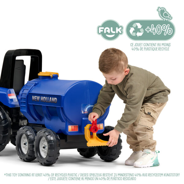 Enfant avec Remorque Citerne New Holland