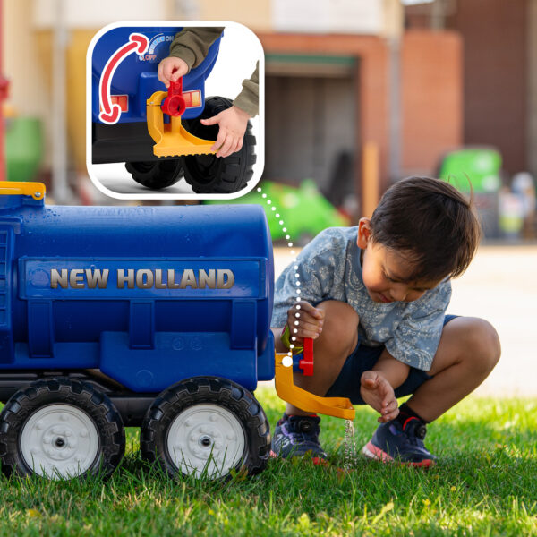 Enfant avec Remorque Citerne New Holland
