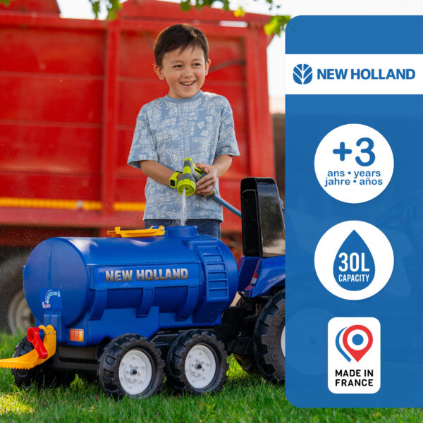 Enfant avec Remorque Citerne New Holland