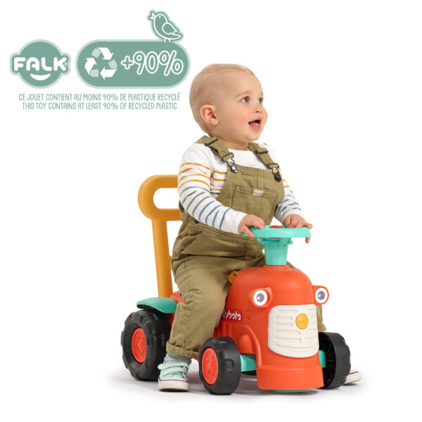 Enfant sur porteur tracteur Kubota