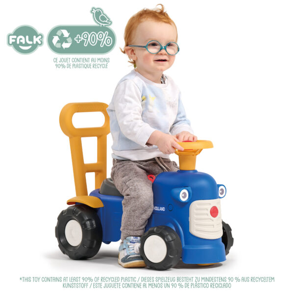 Enfant sur porteur tracteur New Holland