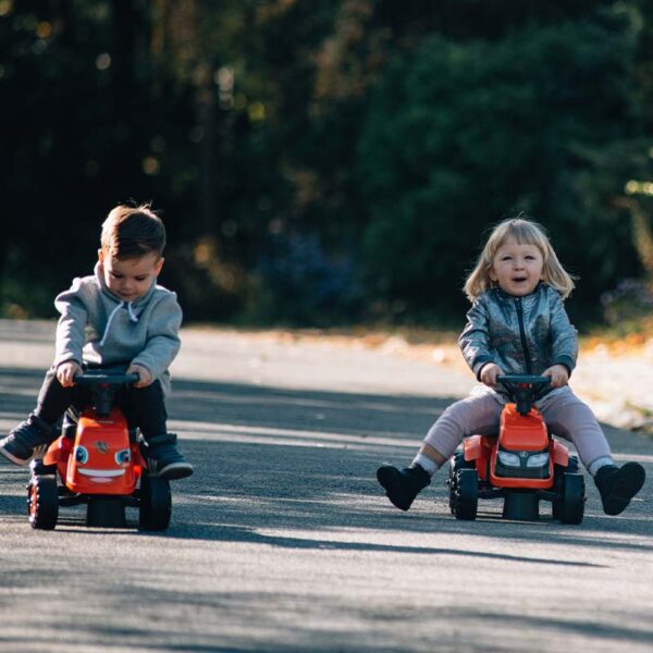 Enfants sur Porteur Kubota avec remorque