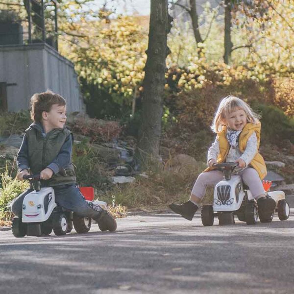 Kinder auf Träger Valtra mit Anhänger