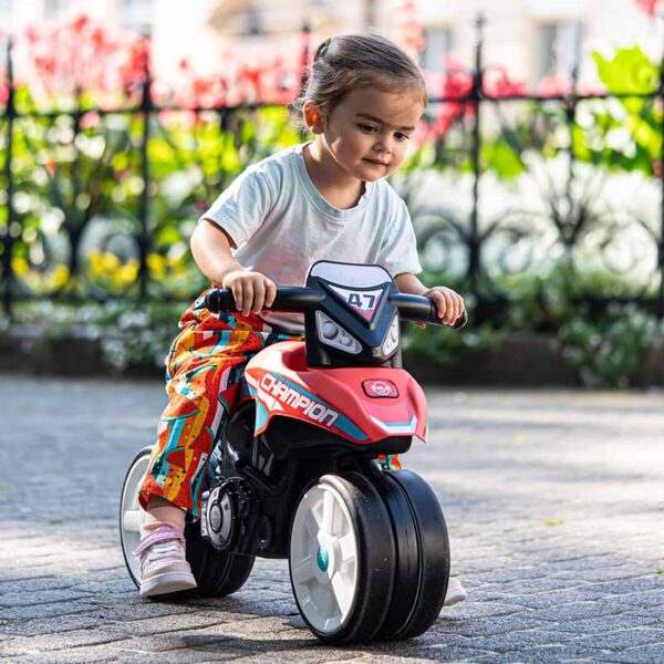 Mädchen auf Motorraddraisine Streund Champion