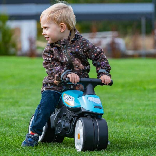 Junge auf Motorraddraisine Streund Champion