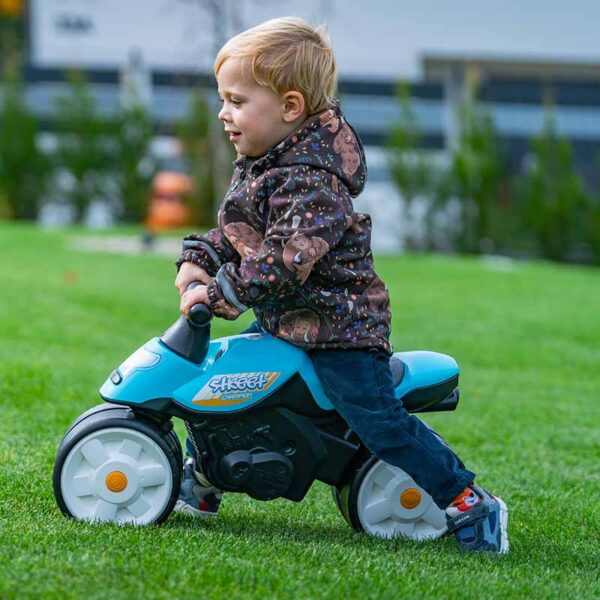 Junge auf Motorraddraisine Streund Champion