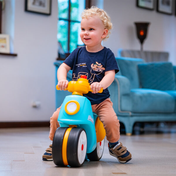 Junge auf Draisine Scooter Strada