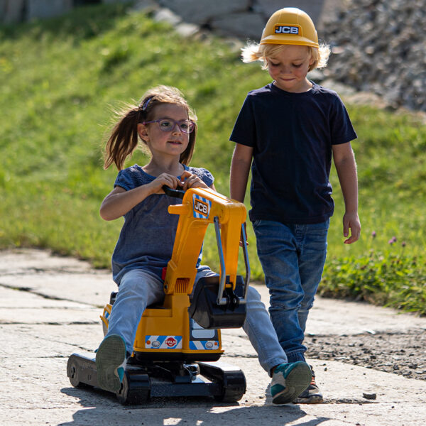 Enfants jouant Pelleteuse JCB