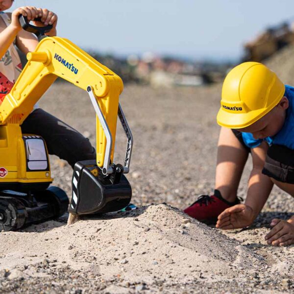 Niños jugando Ryroexcavadora komatsu