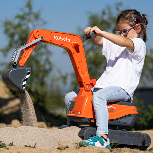 Enfant jouant pelleteuse kubota