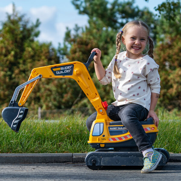 Chica jugando con Ryroexcavadora Super Builder