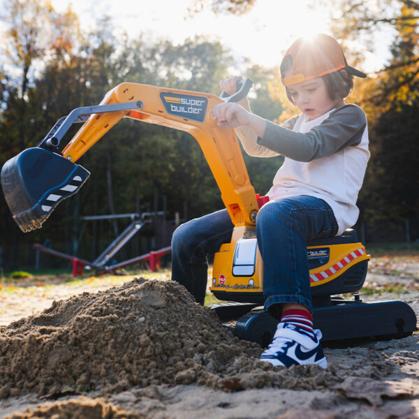 Garçon jouant avec pelleteuse Super Builder