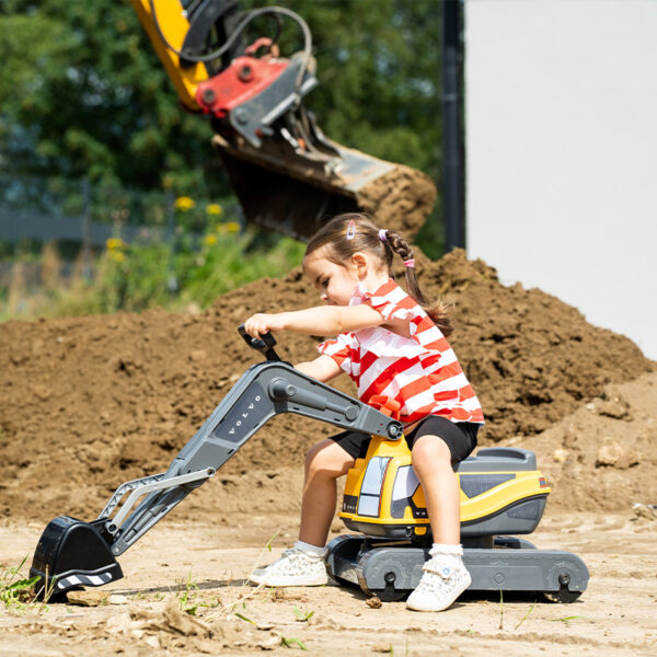 Mädchen spielend Bagger Volvo