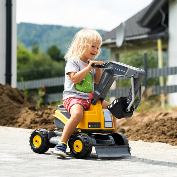 Chico jugando Ryroexcavadora Volvo