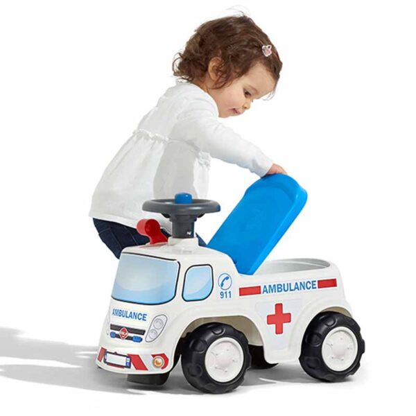 Fille sur Porteur ambulance