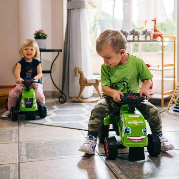 Enfants jouant sur Porteur Claas avec remorque