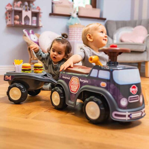 Enfants jouant sur Porteur Food Truck