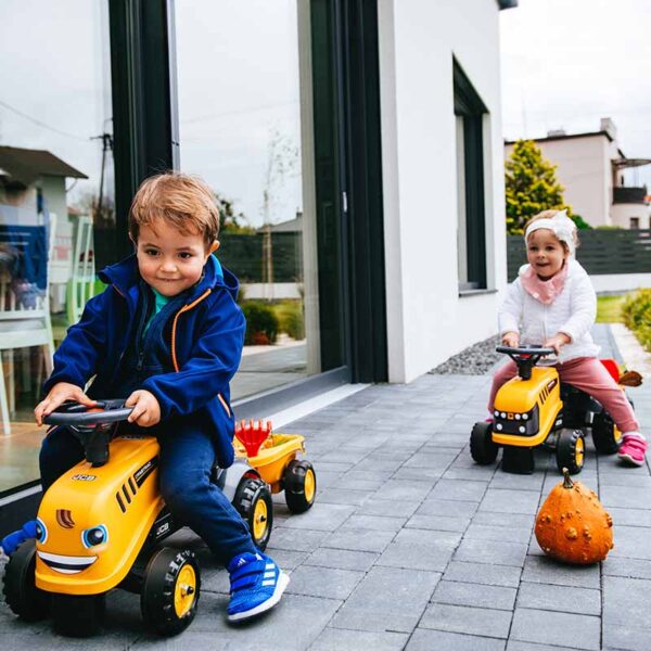 spielende Kind auf Träger JCB mit Anhänger