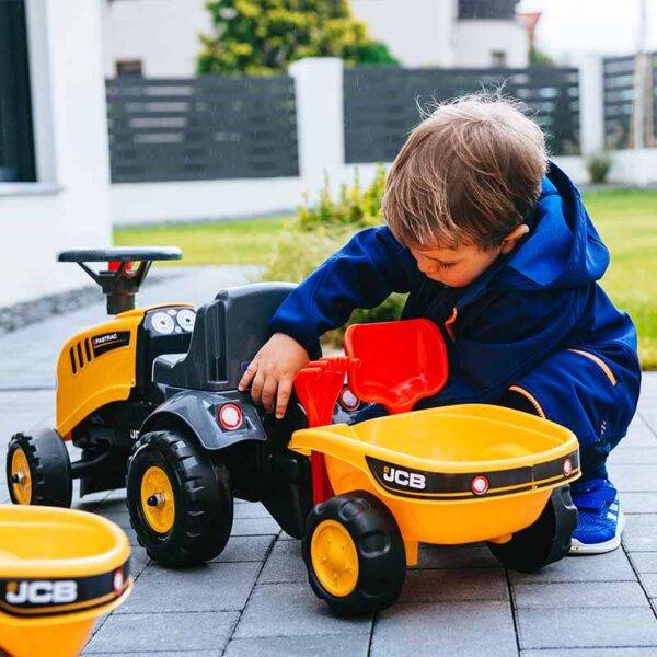 Enfants jouant sur Porteur JCB avec remorque