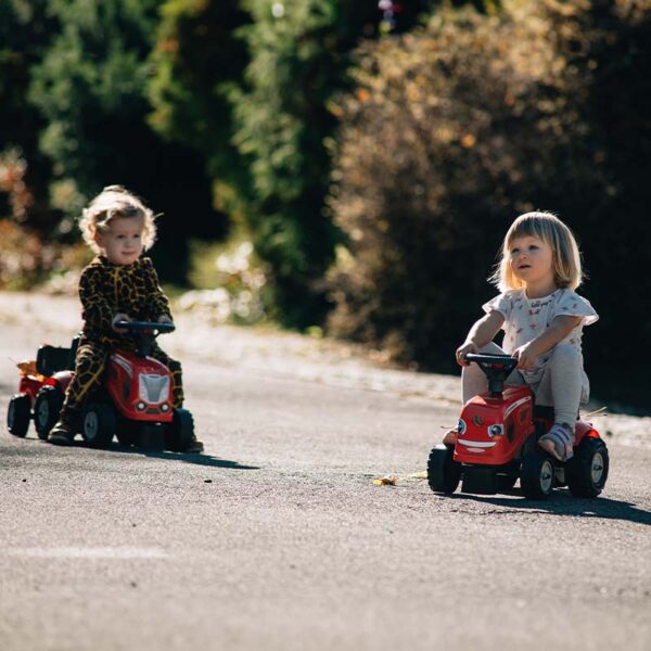 Enfants jouant sur Porteur McCormick avec remorque