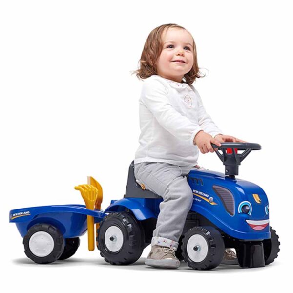 Fille sur Porteur New Holland avec remorque