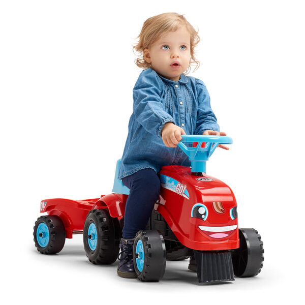 Petite fille jouant avec porteur Tractor Go!