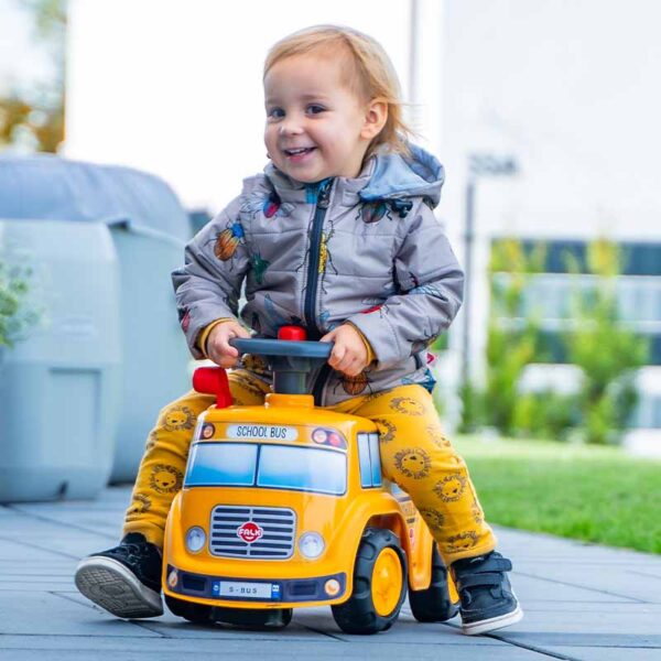 Fille sur Porteur School Bus