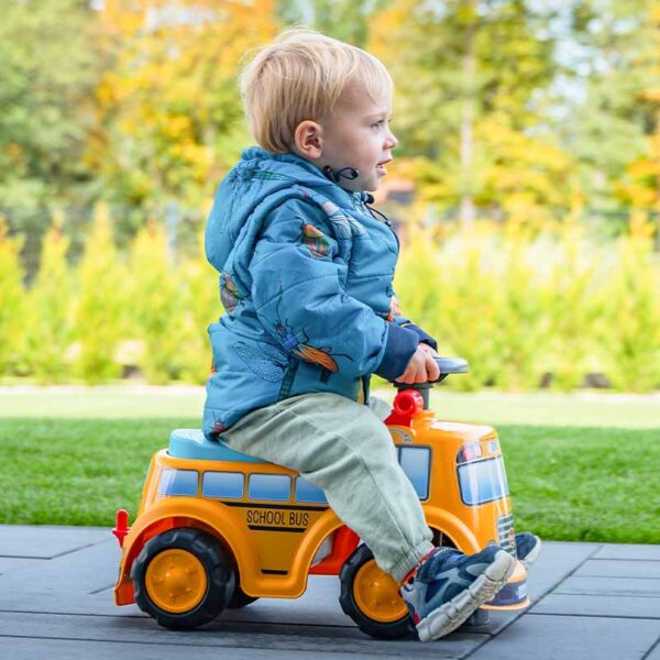 Junge auf Träger School Bus